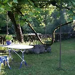 Les Roulottes Du Lot Bed and Breakfast Gramat