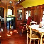 Les Roulottes Du Lot Bed and Breakfast Gramat