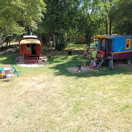 Les Roulottes Du Lot Bed & Breakfast